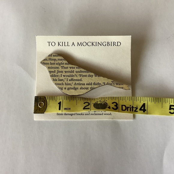 Bird brooch with To Kill A Mockingbird text - Picture 4 of 5